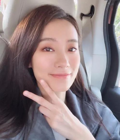 刚刚曝光的一组张小斐的旗袍照，穿出了女人的味道，让人刮目相看